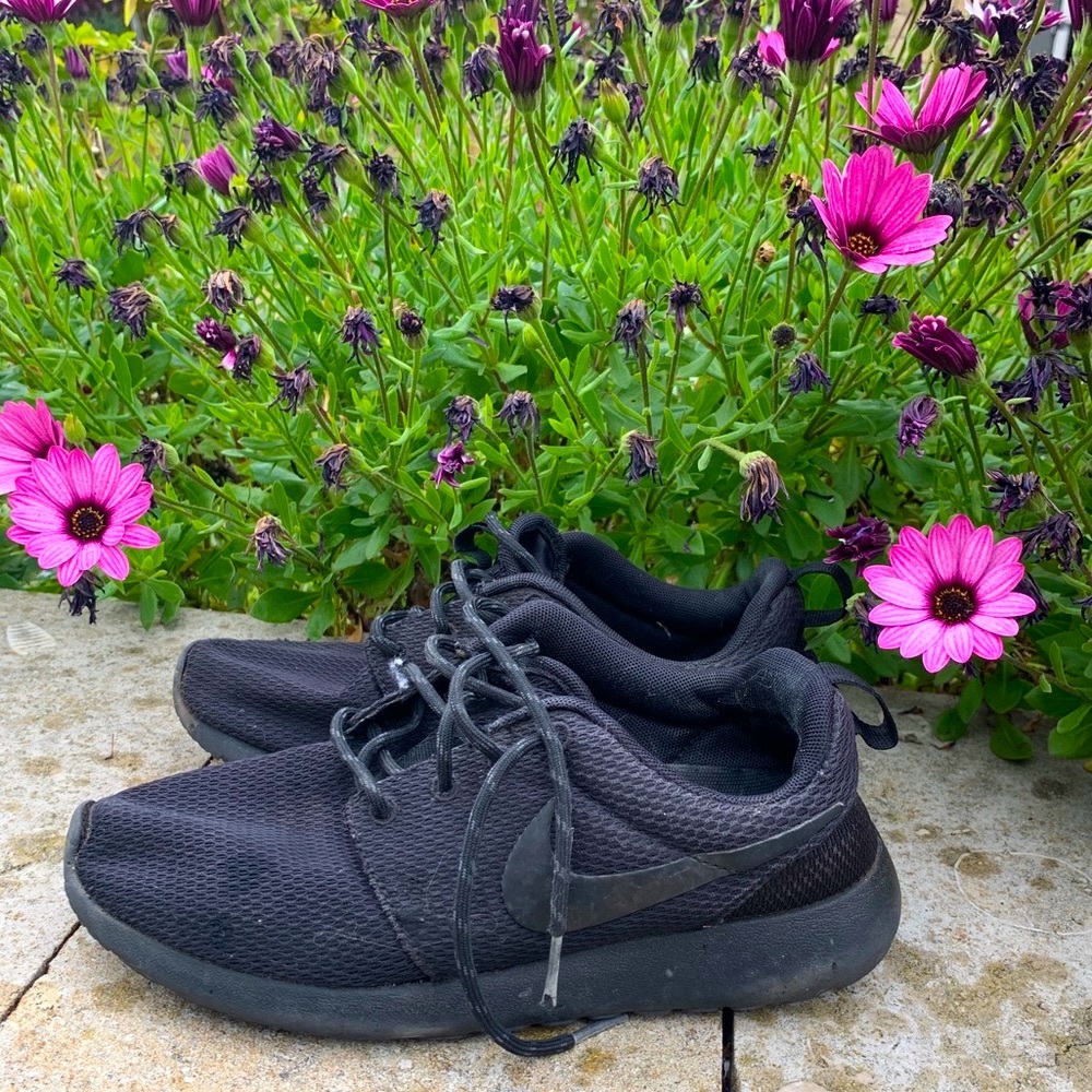 all black nike roshe run